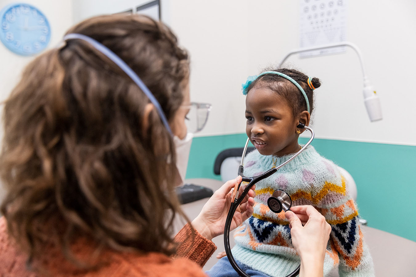 A child is examined by a doctor.