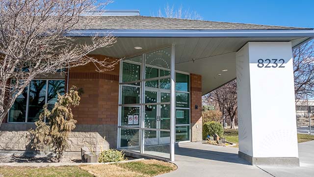 Main entrance of Seattle Children's Tri-Cities Clinic